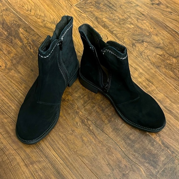 NWT Clarks Women’s Black Suede Boots, sz 6 1/2. - Picture 3 of 13